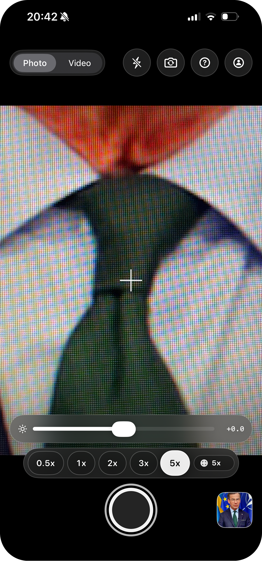 RealRec 5x zoom verification frame showing an enlarged display pixel grid on the screen content
